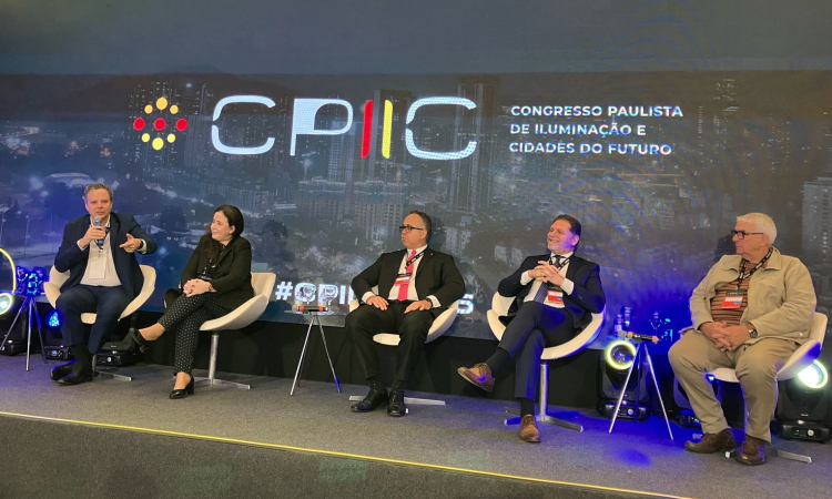 Ipem-SP marca presença em evento sobre iluminação pública e cidades inteligentes em Campinas
